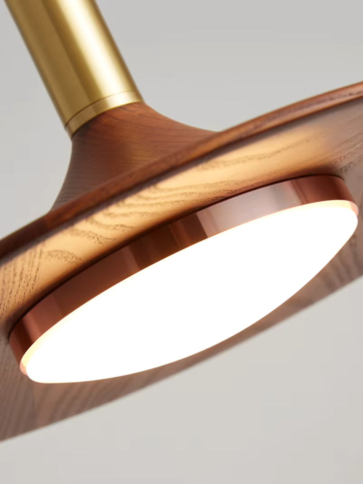 Détail de la suspension soucoupe effet bois avec éclairage LED intégré et finitions dorées au design contemporain