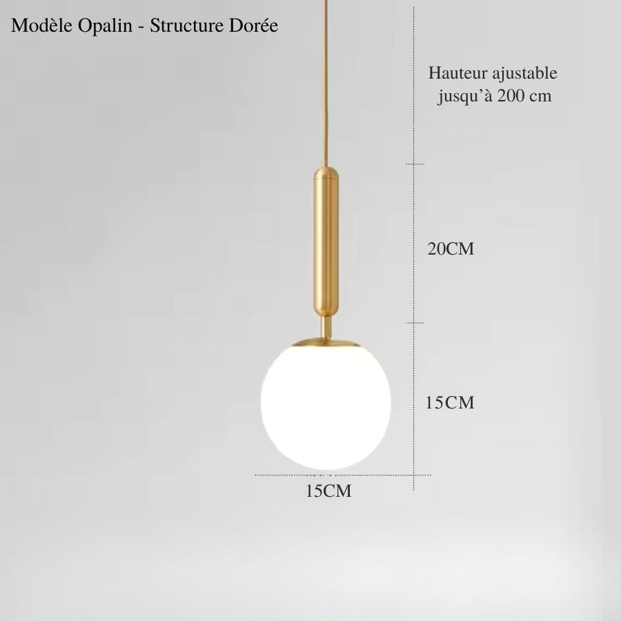 Suspension sphère en opaline blanche avec tige dorée élancée, diamètre 15 cm et hauteur réglable jusqu’à 200 cm