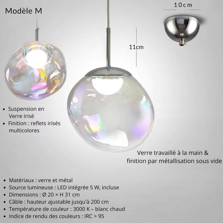 Suspension sphère en verre irisé de taille moyenne, style moderne et artistique animé de délicats reflets colorés