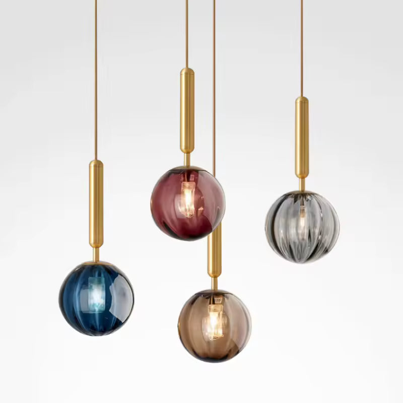 Suspensions sphériques en verre sculpté coloré, tiges dorées élancées au style design contemporain