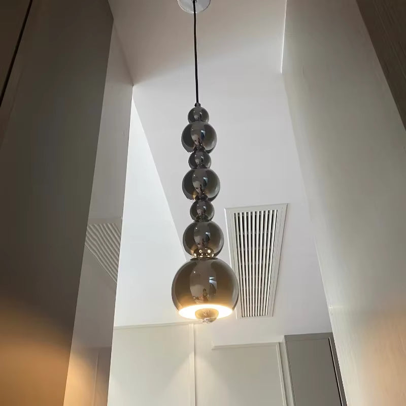 Suspension longue à sphères chromées en cascade, au design contemporain, sculptural et graphique