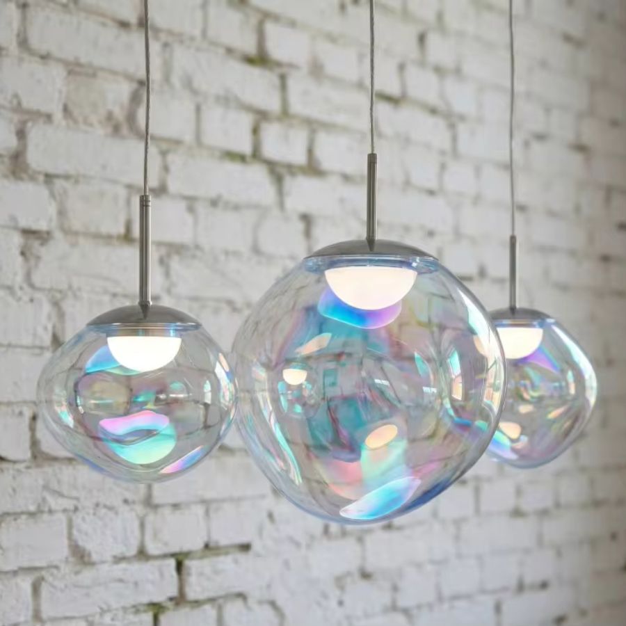 Trois sphères suspendues en verre irisé, luminaire contemporain aux effets nacrés et reflets multicolores changeants