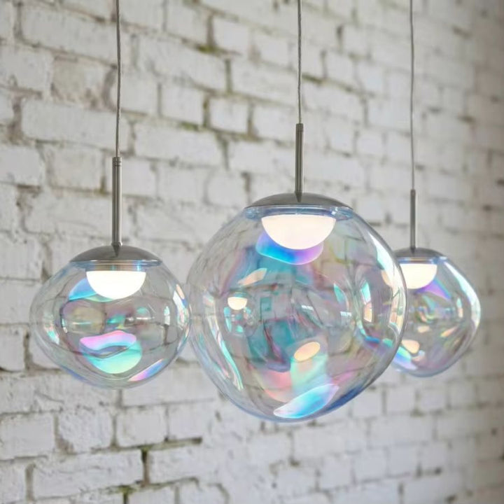 Trois sphères suspendues en verre irisé, luminaire contemporain aux effets nacrés et reflets multicolores changeants