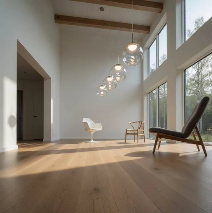 Suspension de sphères en verre irisé dans un séjour à haut plafond, au style scandinave épuré et lumineux