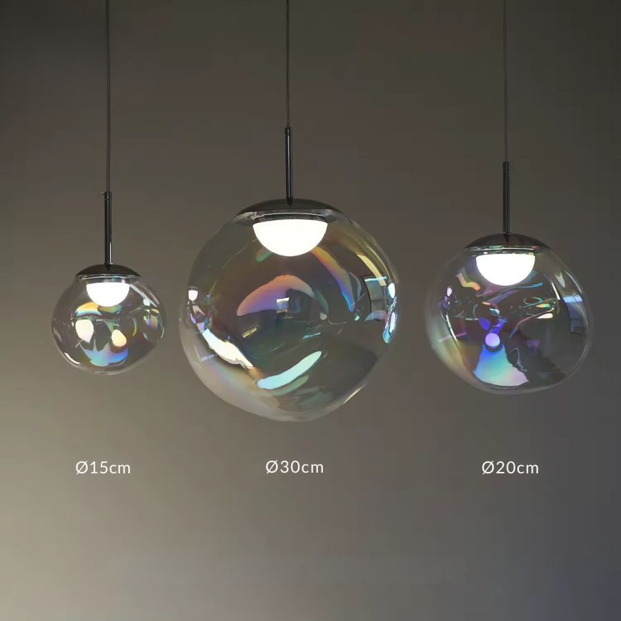 Suspension en verre irisé déclinée en trois tailles, avec globes lumineux aux reflets arc-en-ciel et style contemporain