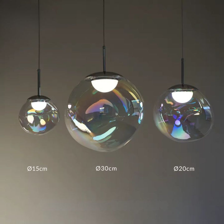 Suspension en verre irisé déclinée en trois tailles, avec globes lumineux aux reflets arc-en-ciel et style contemporain