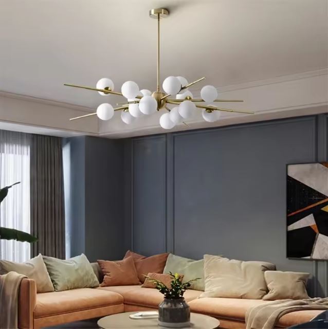 Suspension Sputnik élégante en laiton et verre, parfaite pour sublimer un salon moderne avec une touche rétro-chic et lumineuse.