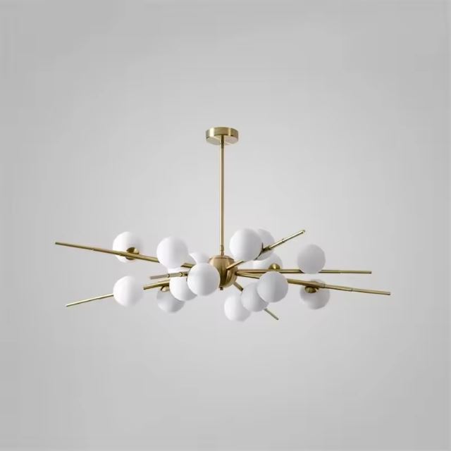 Suspension Sputnik en laiton avec globes en verre opalin, un luminaire design idéal pour un intérieur moderne et raffiné, associé à une touche de vintage des années 50.