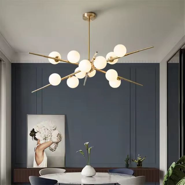 Suspension Sputnik en laiton avec globes en verre, un luminaire chic et moderne pour une salle à manger élégante.