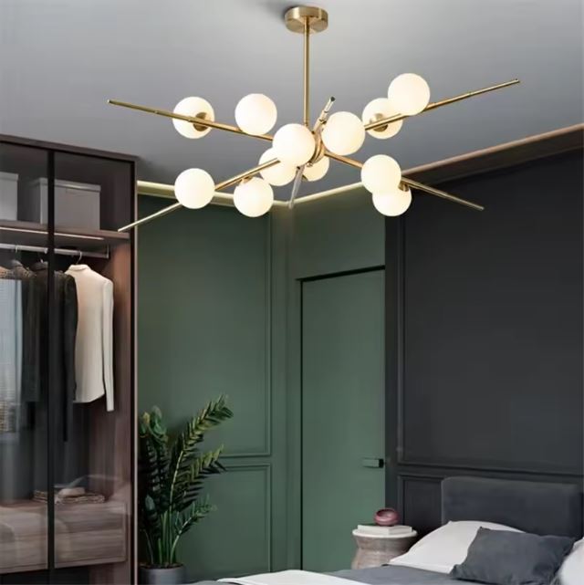 Suspension Sputnik en laiton avec globes en verre, apportant une touche moderne et sophistiquée à une chambre élégante.