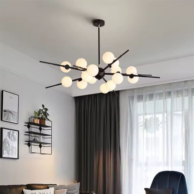 Suspension Sputnik noire avec globes en verre, un luminaire design apportant une touche moderne et élégante au salon.