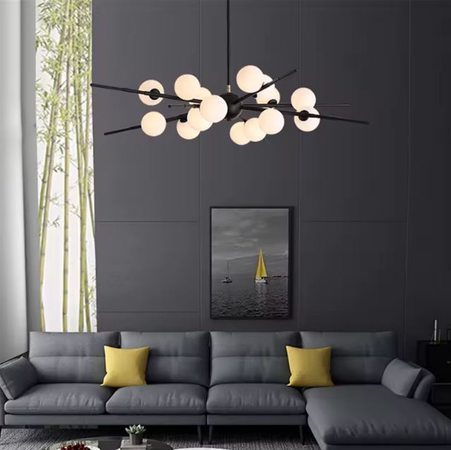 Suspension Sputnik noire avec globes en verre, un luminaire élégant pour un salon moderne au design sophistiqué.