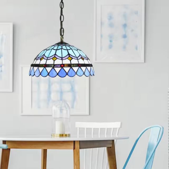 Suspension Tiffany bleue élégante au-dessus d'une table de salle à manger, parfaite pour un intérieur raffiné.