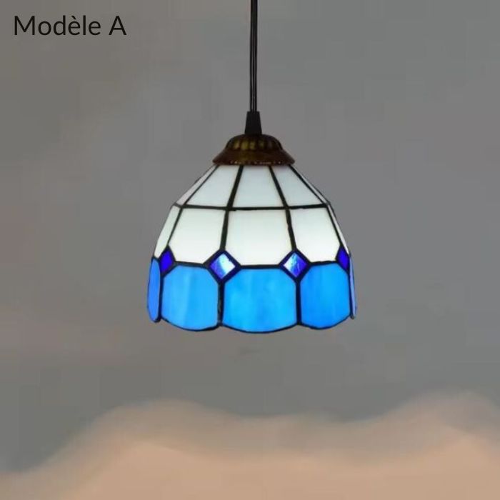 Suspension Tiffany modèle A en verre bleu et blanc, un luminaire raffiné pour une ambiance chaleureuse et vintage.