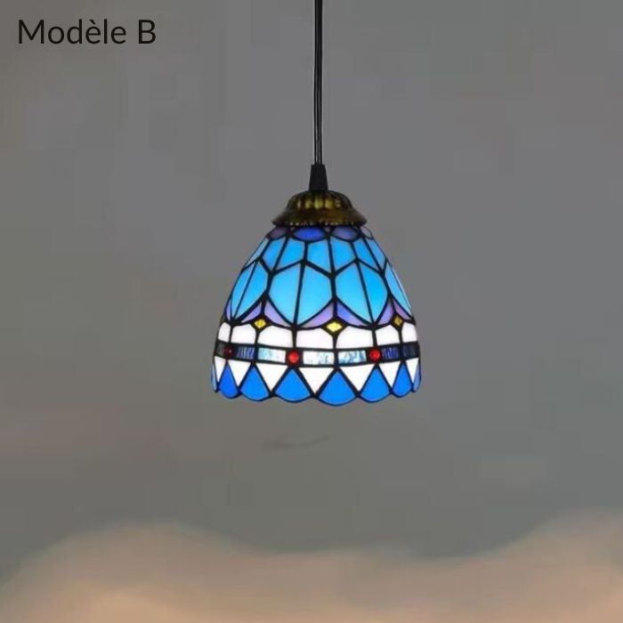 Suspension Tiffany modèle B, un luminaire en verre bleu et blanc avec détails colorés pour une décoration vintage unique.