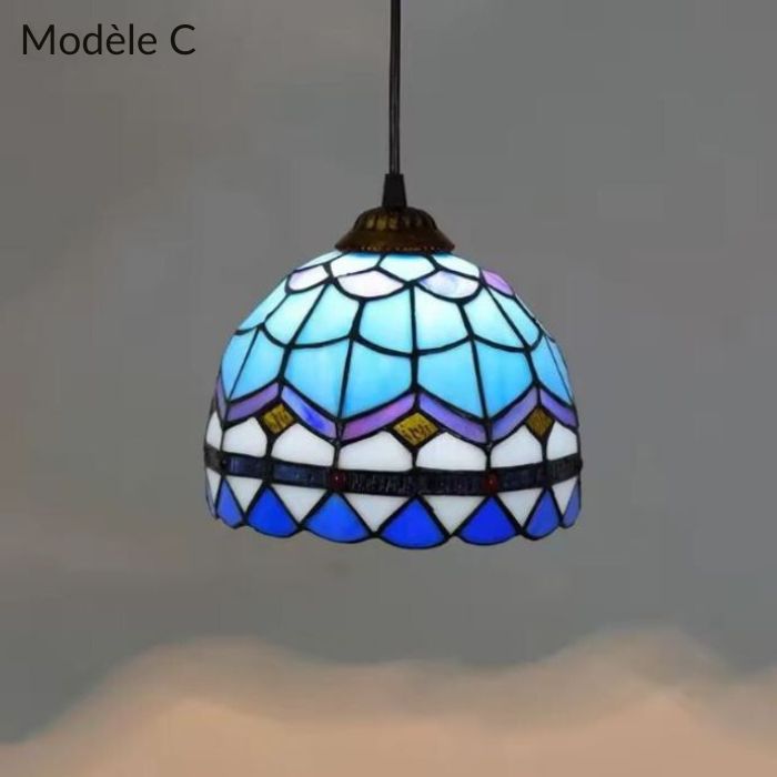 Suspension Tiffany modèle C avec un design en verre coloré bleu et violet, idéal pour une ambiance élégante et rétro.