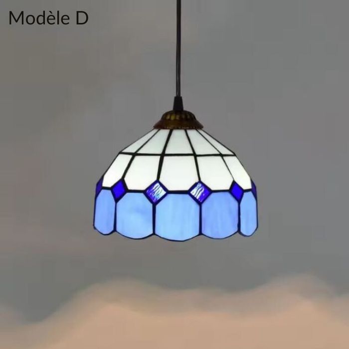 Suspension Tiffany modèle D avec un abat-jour en verre coloré bleu et blanc, parfaite pour une décoration vintage et raffinée.