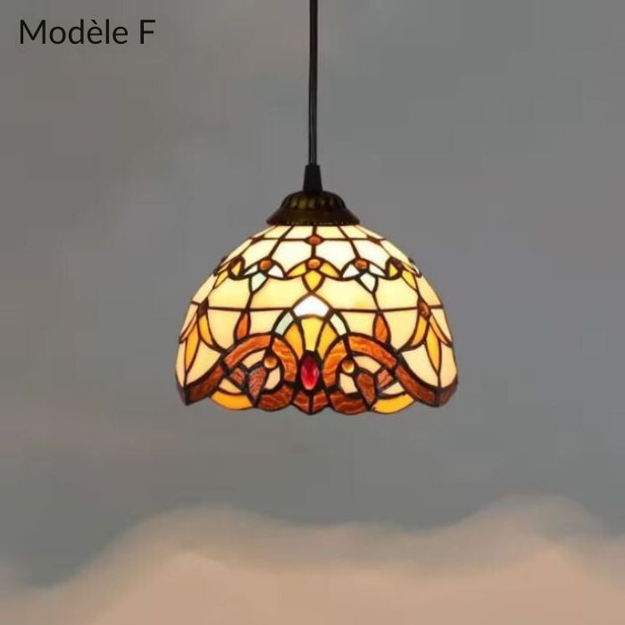 Suspension Tiffany modèle F au design vitré avec motifs orange, parfaite pour une ambiance vintage et élégante.