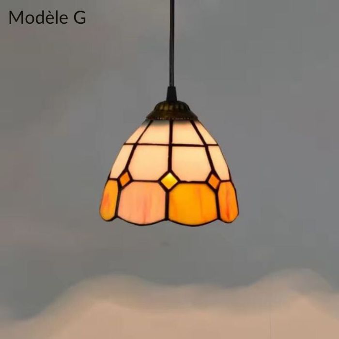 Suspension Tiffany modèle G avec un design rétro aux teintes jaune et orange, idéale pour un éclairage chaleureux.