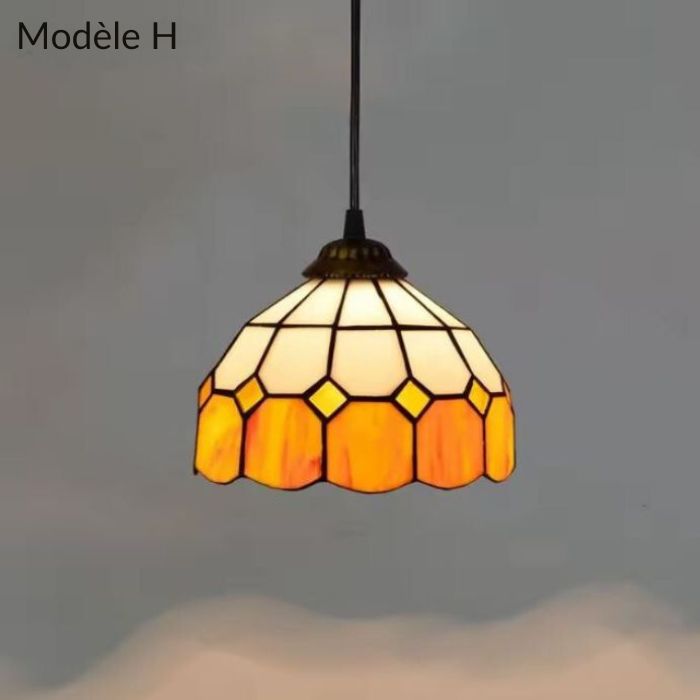 Suspension Tiffany modèle H avec un design vintage en vitrail jaune et orange, parfaite pour une ambiance chaleureuse.