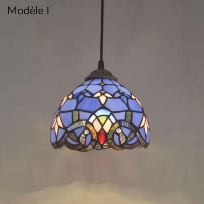 Suspension Tiffany modèle I avec vitrail bleu et détails classiques, idéale pour une décoration élégante et raffinée.