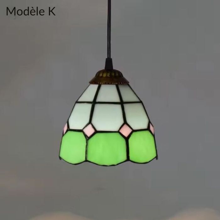 Suspension Tiffany modèle K avec un vitrail élégant en vert et rose, parfaite pour une ambiance vintage et lumineuse.