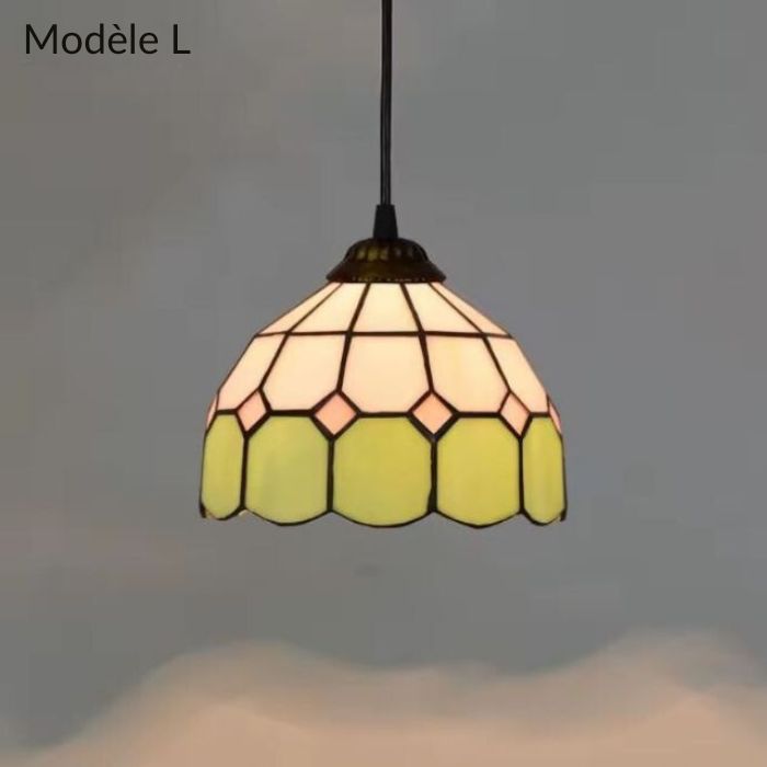 Suspension Tiffany modèle L avec un vitrail délicat en jaune et rose, idéale pour une décoration élégante et lumineuse.