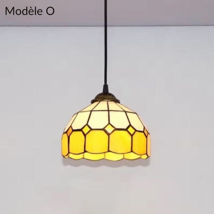 Suspension Tiffany modèle O avec vitrail jaune lumineux, parfaite pour une décoration intérieure chaleureuse et élégante.