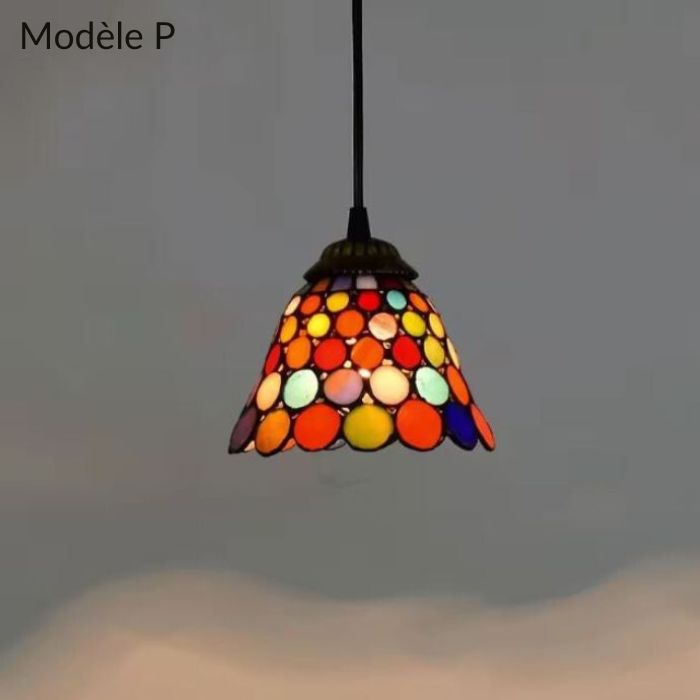 Suspension Tiffany modèle P avec vitrail multicolore vibrant, idéale pour apporter une touche artistique et unique à votre intérieur.