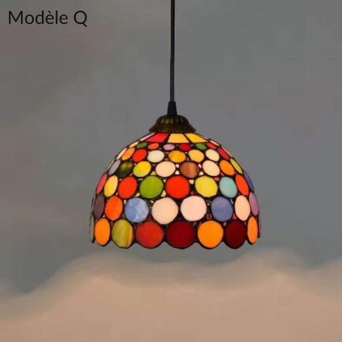 Suspension Tiffany modèle Q au design multicolore captivant, parfaite pour sublimer un intérieur moderne avec une touche d'élégance.