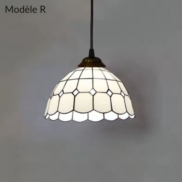 Suspension Tiffany modèle R avec un design classique et élégant en verre blanc, idéale pour un éclairage raffiné.