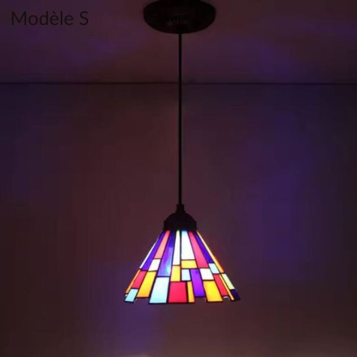 Suspension Tiffany modèle S multicolore au design Art déco, parfaite pour ajouter une touche artistique et vibrante.