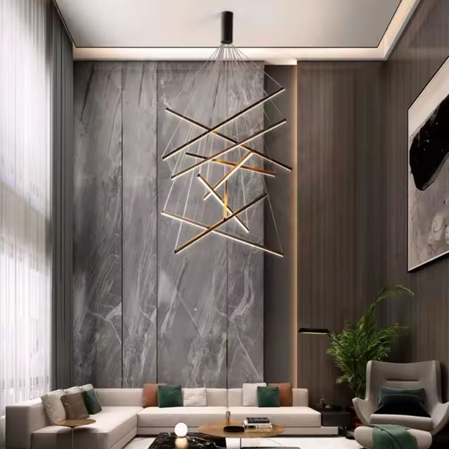 Suspension sculpturale en tiges LED croisées, idéale pour un salon contemporain à très haut plafond au style architectural affirmé.