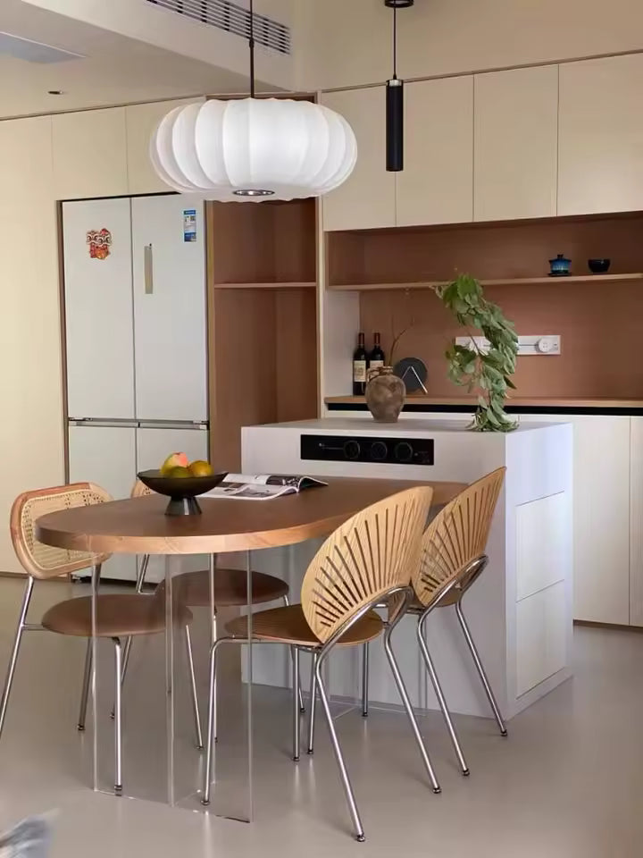 Suspension en tissu ivoire nervuré au-dessus d’une table de cuisine, dans un intérieur japandi contemporain