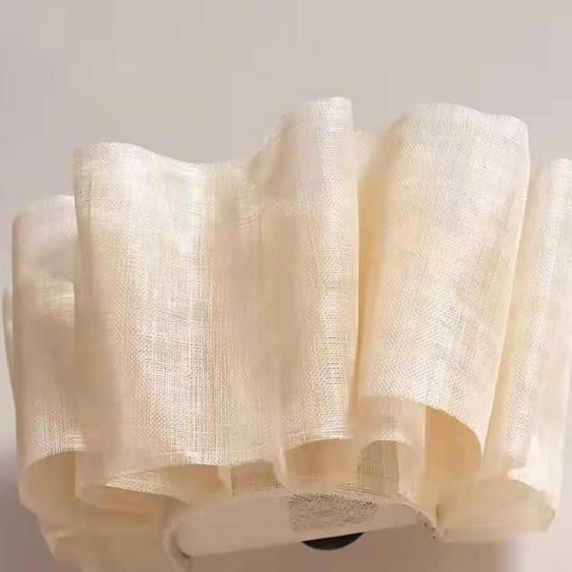 Suspension tissu lin à plis organiques, idéale pour une déco naturelle, poétique ou wabi-sabi dans une chambre ou un salon doux.