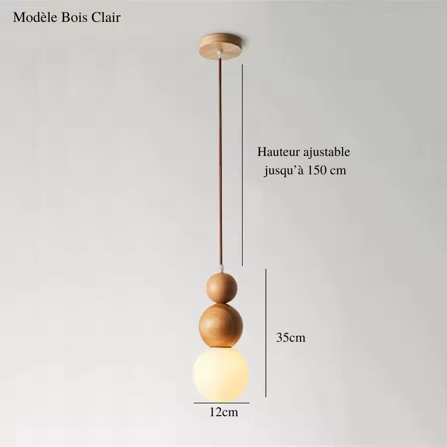 Suspension totem en bois clair à globe opalin, hauteur réglable et design naturel aux lignes sculpturales