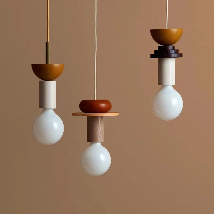 Groupe de luminaires suspendus géométriques en bois teinté au style artistique et contemporain.