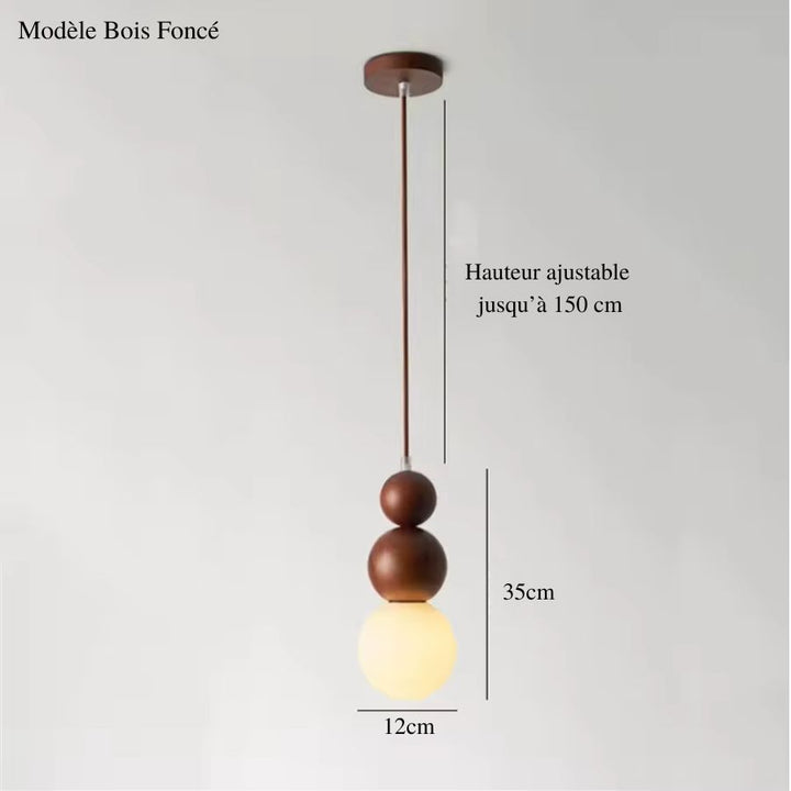 Modèle en bois foncé avec globe opalin lumineux, aux proportions compactes et au style japandi chaleureux