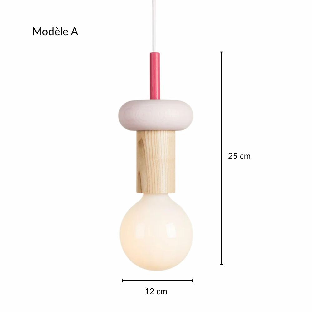 Luminaires suspendus en bois coloré avec dimensions et touches de rose au style scandinave.