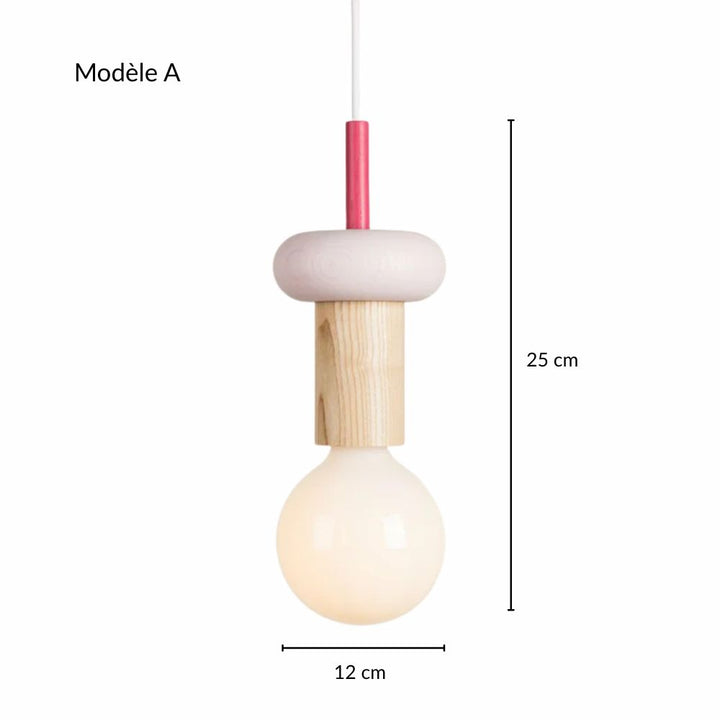 Luminaires suspendus en bois coloré avec dimensions et touches de rose au style scandinave.