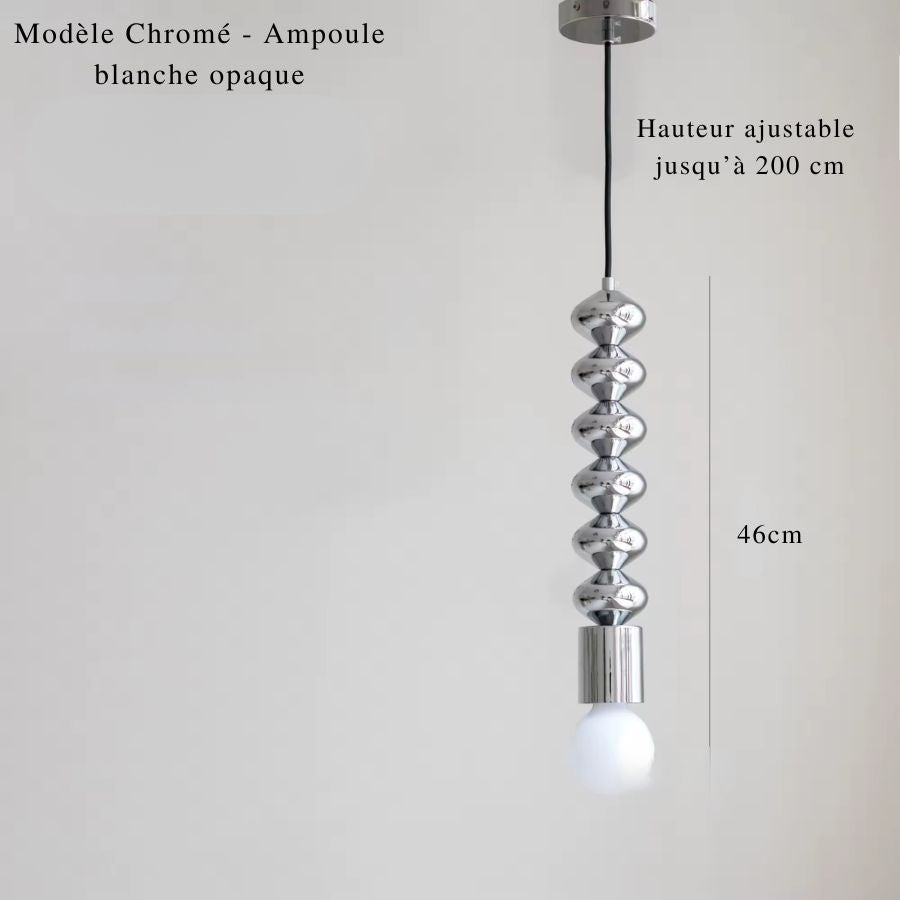 Finition chromée miroir et ampoule blanche donnent à cette suspension totem un style design contemporain