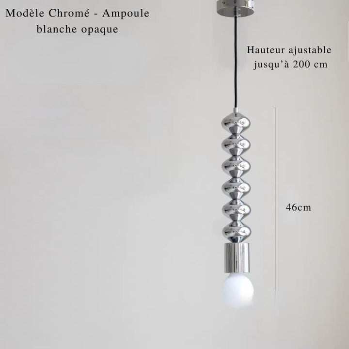 Finition chromée miroir et ampoule blanche donnent à cette suspension totem un style design contemporain