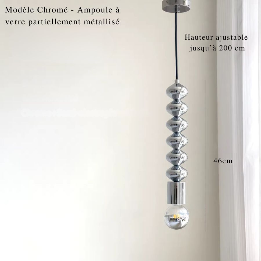 Éclat métallique et formes sculpturales caractérisent cette suspension chromée au design moderne et original