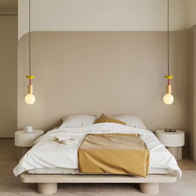 Suspensions Totem Géométriques en Bois Coloré en guise de chevets suspendus dans une chambre au style japandi