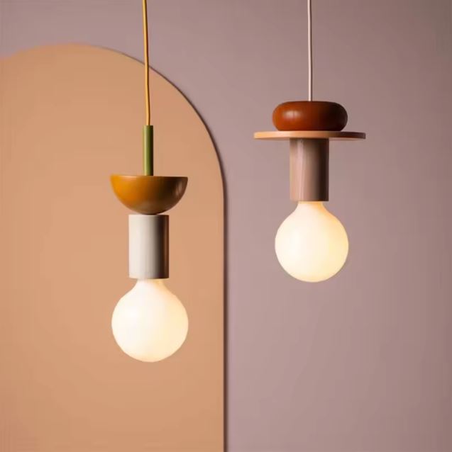 Deux modèles de Suspension Totem Géométrique en Bois Coloré au design ludique inspiré du mouvement Memphis