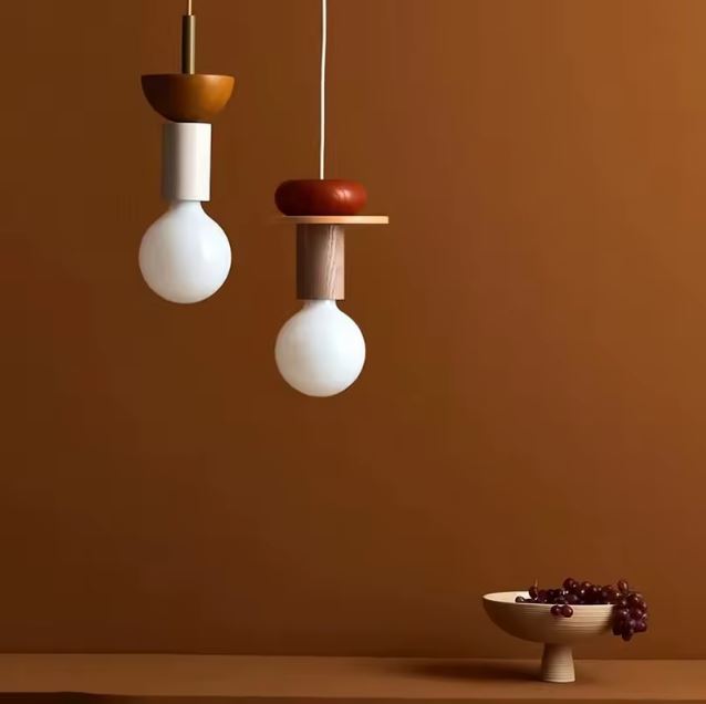 Deux Suspensions Totem Géométriques en Bois Coloré aux finitions en bois dans un esprit scandinave contemporain