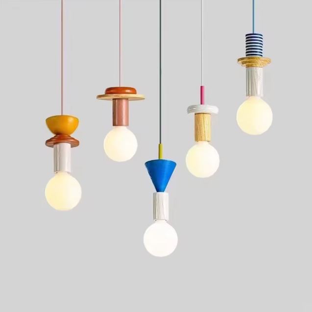 Différents modèles de Suspension Totem Géométrique en Bois Coloré au style Memphis, design et contemporain