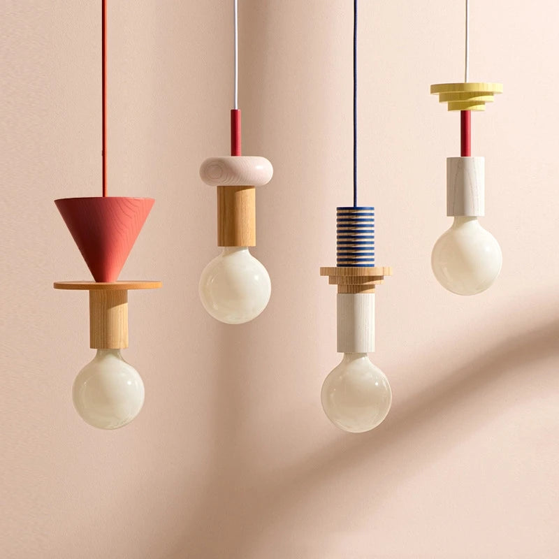 Suspension totem géométrique en bois coloré multi-formes composée de quatre pendentifs design aux teintes pastel et vives.