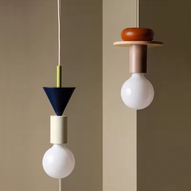 Deux variantes de Suspension Totem Géométrique en Bois Coloré au style postmoderne aux formes géométriques épurées