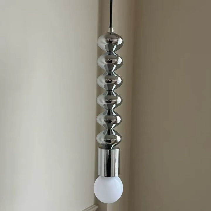 Totem en métal chromé à formes arrondies et ampoule globe, pour une suspension design au style contemporain